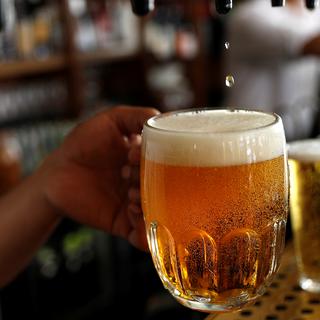 Plus de 24 000 restaurants bars et discothèques sont fermés dans notre pays depuis un mois. [Reuters - Peter Nicholls]