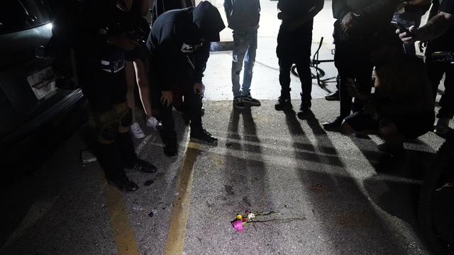 Des manifestants se rassemblent là où un homme a été tué mardi soir à Kenosha. Wisconsin, le 26 août 2020. [Keystone/AP Photo - David Goldman]