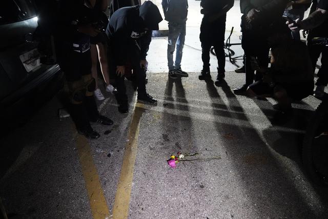 Des manifestants se rassemblent là où un homme a été tué mardi soir à Kenosha. Wisconsin, le 26 août 2020. [Keystone/AP Photo - David Goldman]