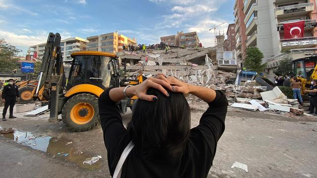 Le séisme a provoqué l'effondrement de plusieurs immeubles à Izmir et dans sa province. [Anadolu Agency/AFP - Lokman Ilhan]