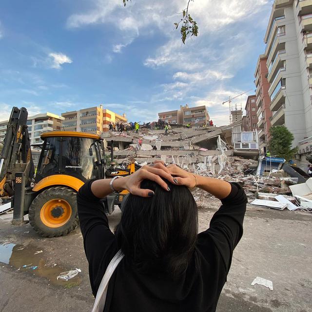 Le séisme a provoqué l'effondrement de plusieurs immeubles à Izmir et dans sa province. [Anadolu Agency/AFP - Lokman Ilhan]