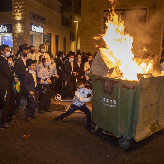 Des juifs ultras-orthodoxes refusent le confinement israëlien. [AP Photo/Keystone - Oded Balilty]