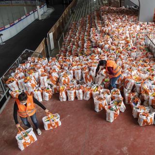 2600 colis alimentaires ont pu être distribués hier à Genève. [Keystone - Martial Trezzini]