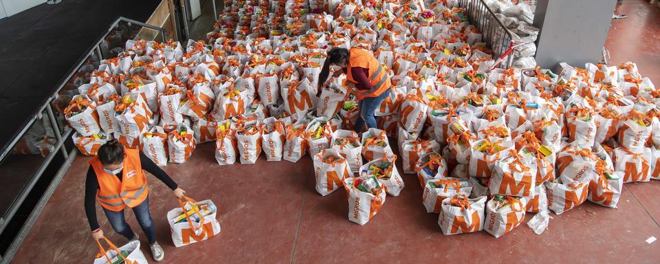 2600 colis alimentaires ont pu être distribués hier à Genève. [Keystone - Martial Trezzini]