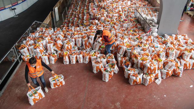 2600 colis alimentaires ont pu être distribués hier à Genève. [Keystone - Martial Trezzini]