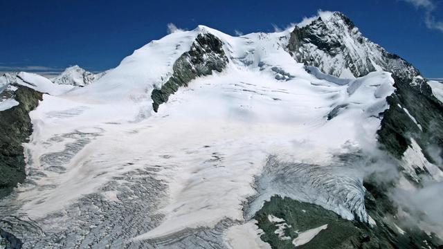 La partie supérieure du glacier de Tourtemagne en 2005, sous le Bishorn (à gauche) et le Weisshorn (à droite). [Domaine public - Steinmann]