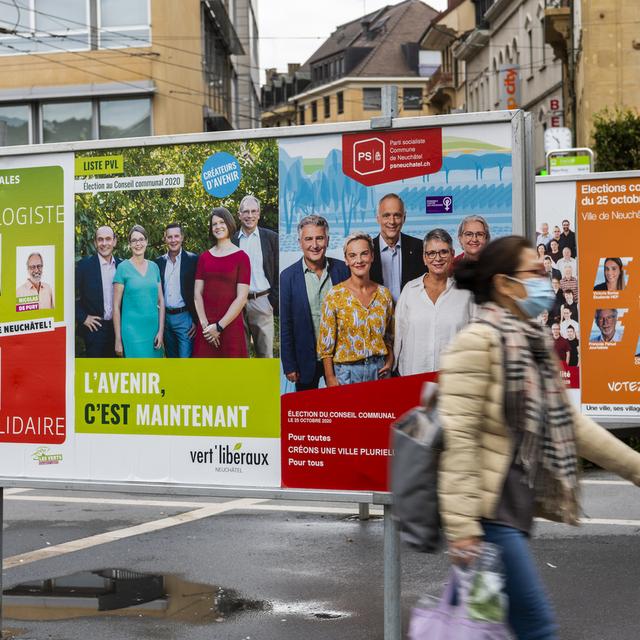 Des affiches en vue des élections communales du 25 octobre 2020 dans le canton de Neuchâtel. [Keystone - Jean-Christophe Bott]