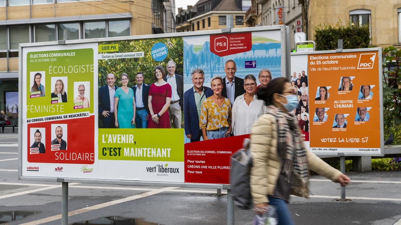 Des affiches en vue des élections communales du 25 octobre 2020 dans le canton de Neuchâtel. [Keystone - Jean-Christophe Bott]