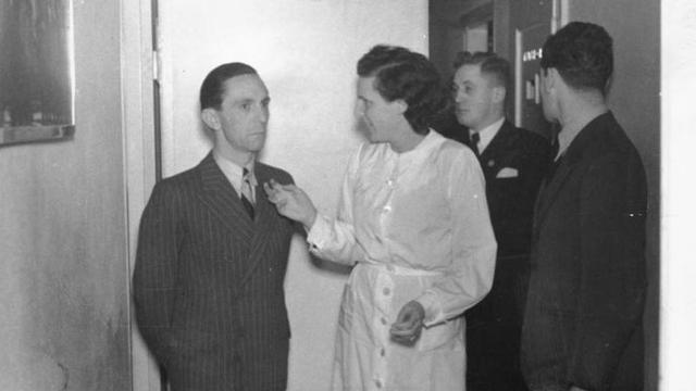 Le Dr. Goebbels en mai 1943 avec la cinéaste Leni Riefenstahl lors des travaux préparatoires du film olympique qu'elle produit alors. [Das Bundesarchiv]