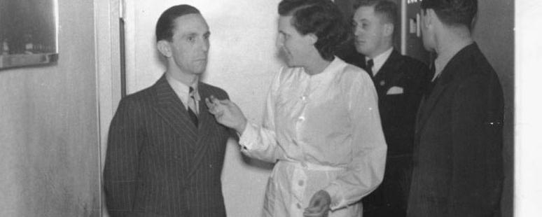 Le Dr. Goebbels en mai 1943 avec la cinéaste Leni Riefenstahl lors des travaux préparatoires du film olympique qu'elle produit alors. [Das Bundesarchiv]