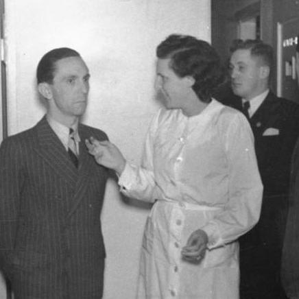 Le Dr. Goebbels en mai 1943 avec la cinéaste Leni Riefenstahl lors des travaux préparatoires du film olympique qu'elle produit alors. [Das Bundesarchiv]