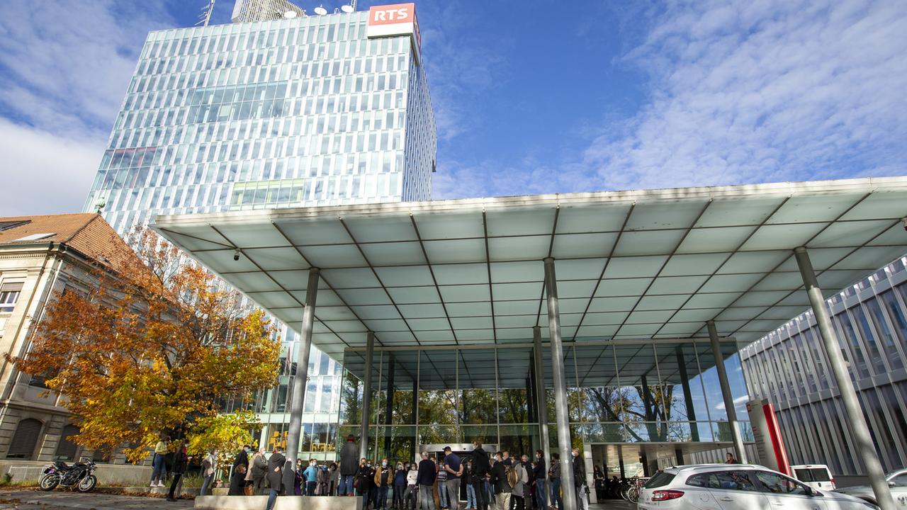 Un rassemblement devant la tour de la RTS pour demander un changement dans la culture de management de l'entreprise, le 2 novembre 2020 à Genève. [Keystone - Salvatore Di Nolfi]