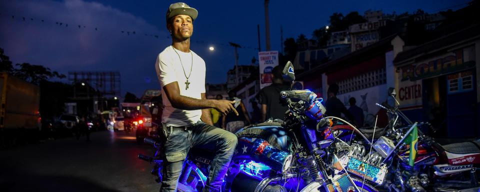 Les soirées raboday à Port-au-Prince en Haïti sont aussi l'occasion de sortir sa plus belle bécane. [RTS - Georges Harry Rouzier]