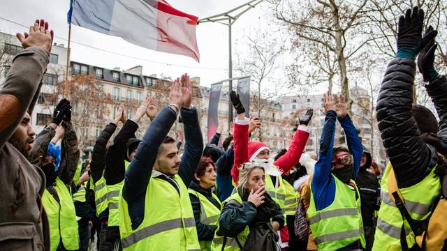 Des "gilets jaunes" dans les rues de Paris en décembre 2018. [Hans Lucas via AFP - Julien Helaine]