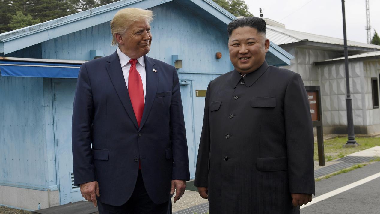 Donald Trump et Kim Jong-Un sur la zone frontalière démilitarisée entre les deux Corées, le 30 juin 2019. [Keystone/AP Photo - Susan Walsh]