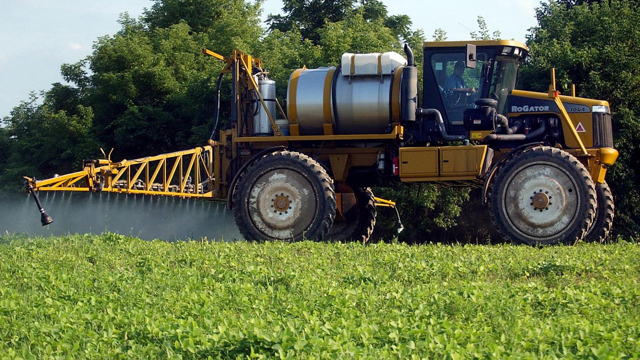 Un agriculteur répandant des pesticides sur une plantations de soja aux Etats-Unis. [Keystone - AP Photo/The Daily Messenger, Vasiliy Baziuk]