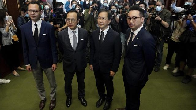 De gauche à droite, Dennis Kwok, Kenneth Leung, Kenneth Leung, Kwok Ka-ki et Alvin Yeung: les quatre députés pro-démocratie hongkongais évincés après une décision de Pékin. [Keystone/AP photo - Vincent Yu]