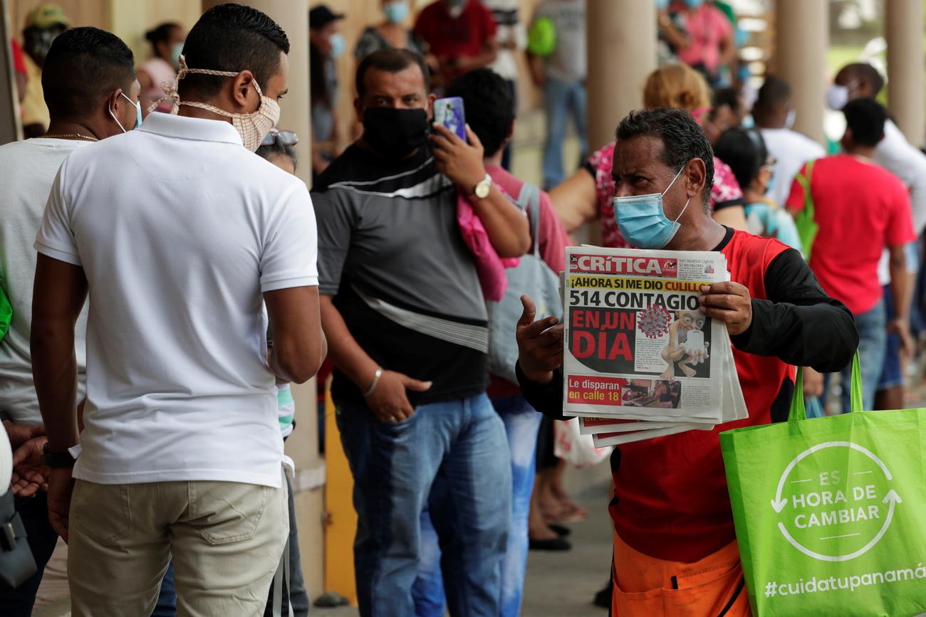 Un homme vend des journaux affichant le dernier décompte de cas de coronavirus dans le pays. Panama City, le 4 juin 2020. [Keystone/epa - Bienvenido Velasco]