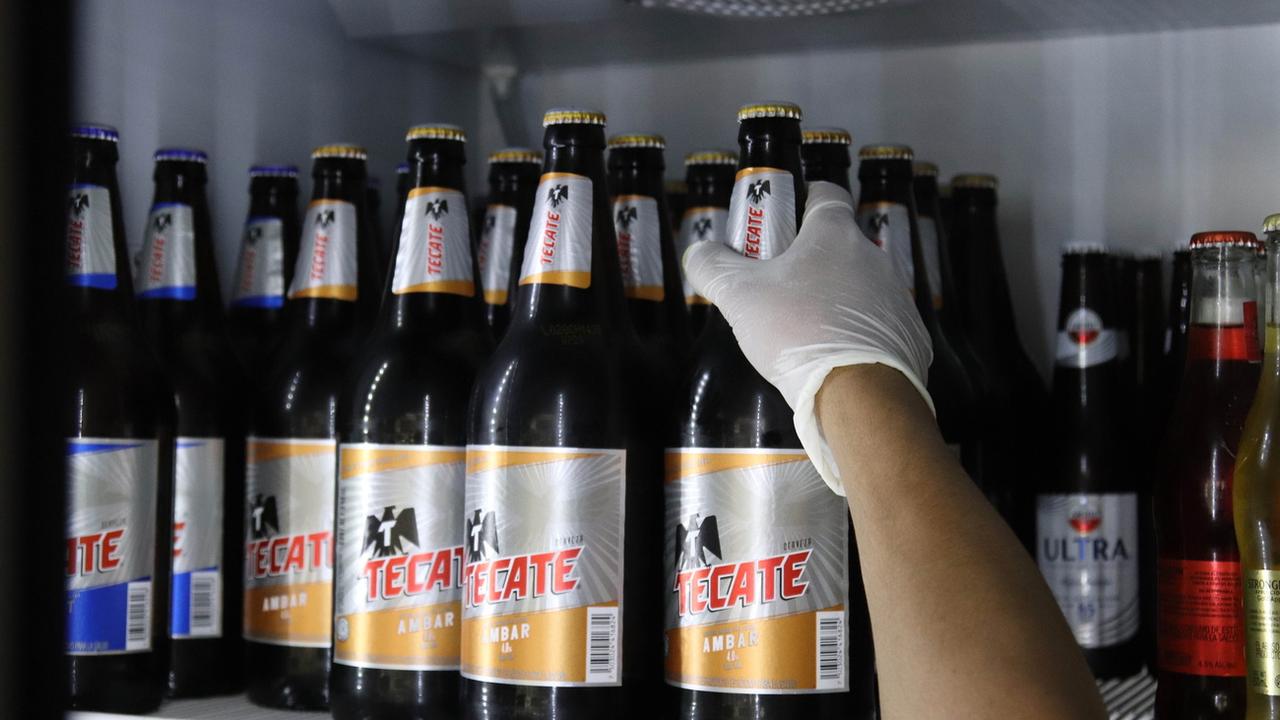 La production de bière reprend au Mexique, pays premier exportateur au monde. [EPA/ Keystone - Jose Pazos]