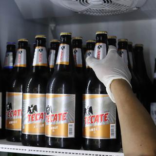 La production de bière reprend au Mexique, pays premier exportateur au monde. [EPA/ Keystone - Jose Pazos]