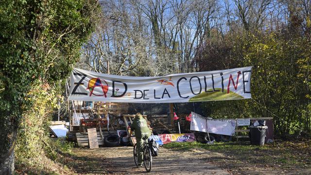 Les activistes de la ZAD de la Colline se battent contre le projet d’expansion du cimentier Holcim. [Keystone - Jean-Christophe Bott]