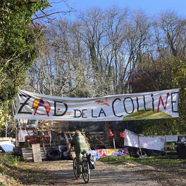 Les activistes de la ZAD de la Colline se battent contre le projet d’expansion du cimentier Holcim. [Keystone - Jean-Christophe Bott]