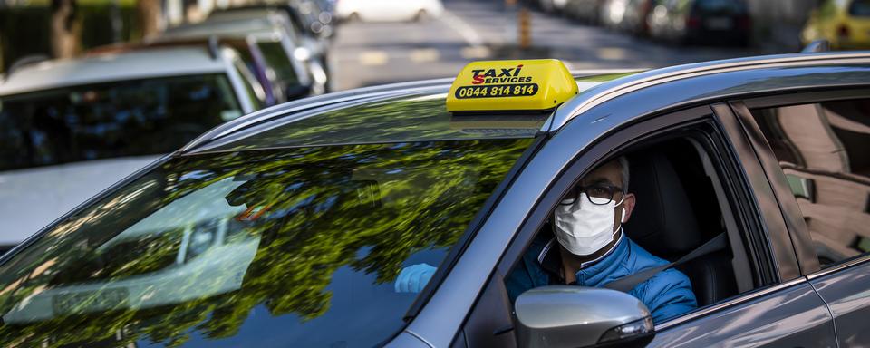 L'activité des chauffeurs de taxi n'a pas été interdite par le Conseil fédéral au plus fort de la crise sanitaire, mais ces derniers ont toutefois subi des pertes de revenus. [keystone - Jean-Christophe Bott]