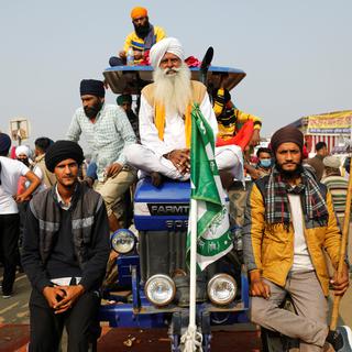 Des dizaine de milliers d'agriculteurs indiens ont déferlé aux portes de New Delhi en tracteurs. [Reuters - Adnan Abidi]