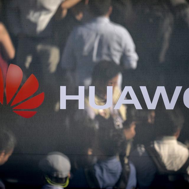 Le Royaume-Uni a annoncé mardi qu'il allait expurger son réseau 5G de tout équipement produit par le géant chinois Huawei en raison d'un risque pour la sécurité du pays, un durcissement de position qui risque d'exacerber les tensions avec Pékin mais ne peut que réjouir Washington. [Keystone - Philipp Guelland]