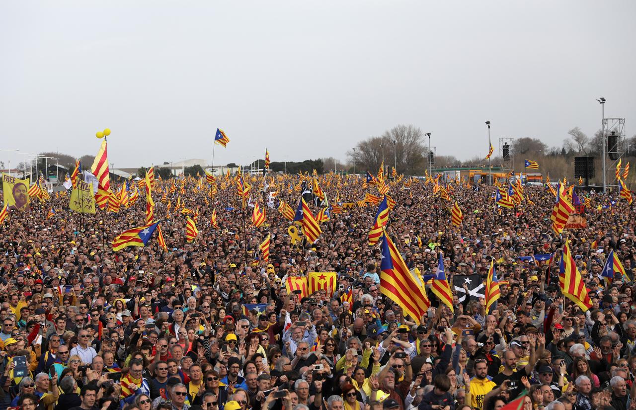 Les séparatistes catalans sont venus acclamer Carles Puigdemont à Perpignan, ville française frontalière avec la Catalogne. [Reuters - Nacho Doce]