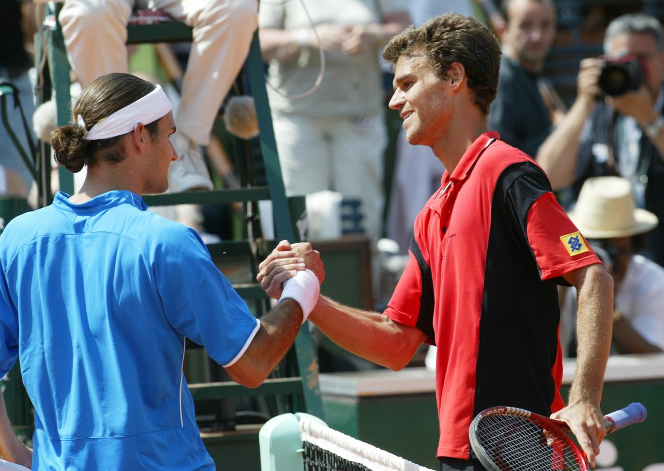 Triple vainqueur de Roland-Garros, Gustavo Kuerten fait prendre conscience à Roger Federer que le tournoi parisien n'est "pas comme les autres". [AP - Laurent Rebours]
