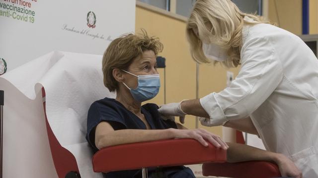 La campagne de vaccination de l'Union européenne a débuté, comme ici en Italie avec la vaccination de Lidia Dalfino, une professionnelle de la santé. [afp - Valeria Mongelli / Hans Lucas]