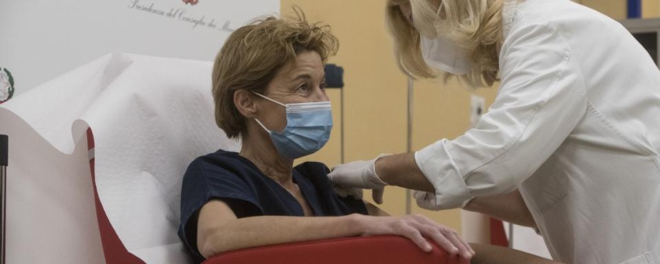 La campagne de vaccination de l'Union européenne a débuté, comme ici en Italie avec la vaccination de Lidia Dalfino, une professionnelle de la santé. [afp - Valeria Mongelli / Hans Lucas]