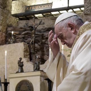 Le pape François a signé son encyclique lors d'une visite à Assise (centre de l'Italie) le 3 octobre, sa première sortie hors de Rome depuis la pandémie. [Keystone - Vatican Media AP]