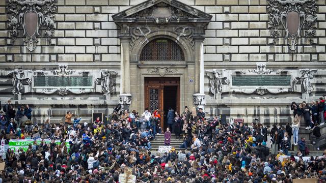 Greta Thunberg au milieu de la foule sur la place de la Riponne. [Keystone - EPA/Gabriel Monnet]