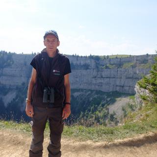 Alain Tschanz, ranger au Creux-du-Van, patrouille régulièrement pour sensibiliser les touristes à la préservation de la biodiversité. [Bastien von Wyss]