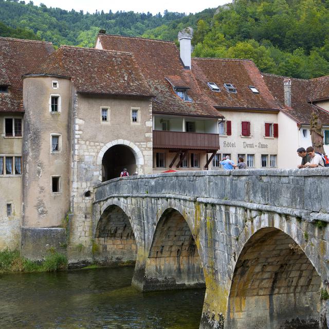 Le pont sur le Doubs à Saint-Ursanne. [Keystone - Martin Ruetschi]