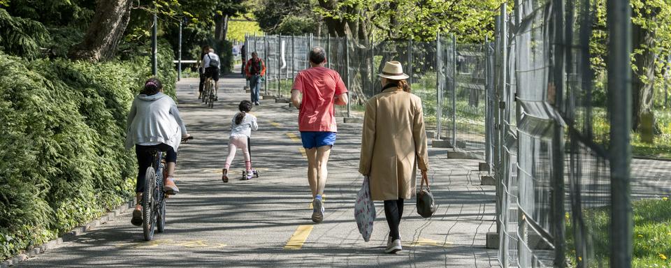 Des gens se promènent à Zurich. [Keystone - Ennio Leanza]