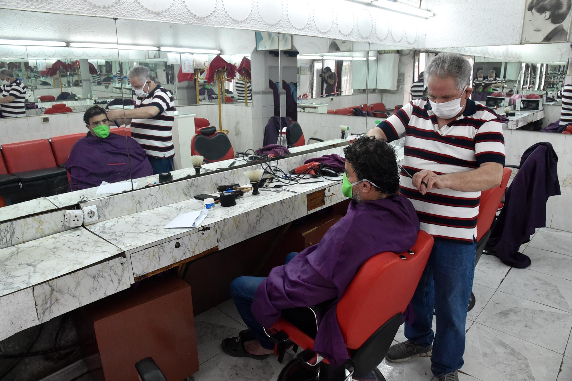 Une partie des commerces a commencé à rouvrir dimanche en Algérie. Notamment les coiffeurs pour hommes – mais pas pour femmes. Alger, le 7 juin 2020. [AFP - Ryad Kramdi]
