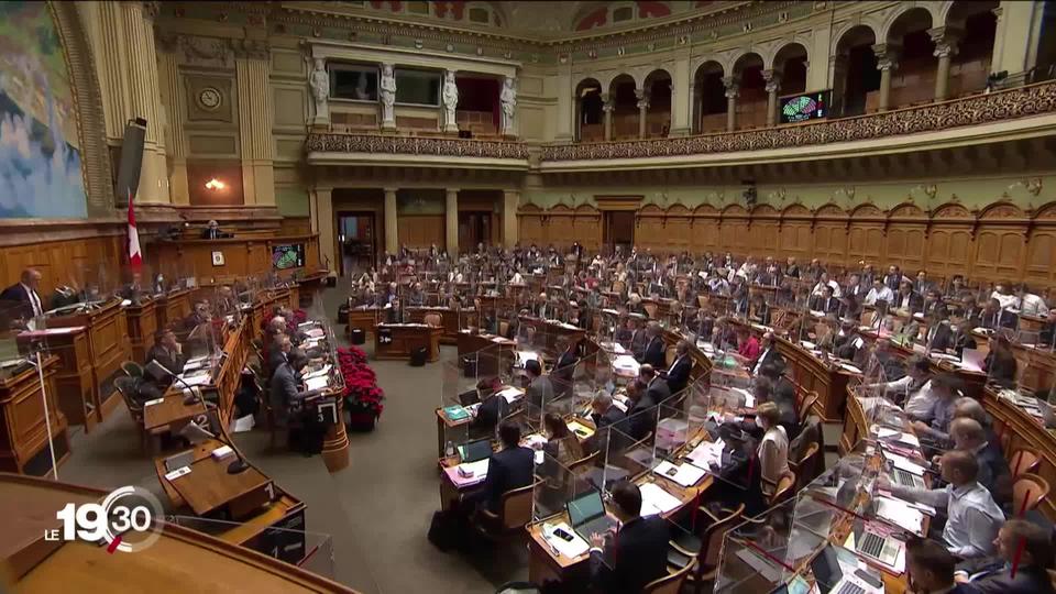 Réactions au Parlement fédéral des mesures présentées par Alain Berset pour freiner la courbe ascendante de la pandémie.