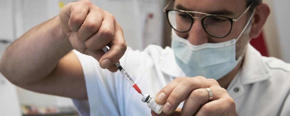 Quelle adhésion du personnel soignant au vaccin contre le Covid-19? [Keystone - Jean-Christophe Bott]