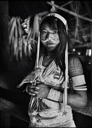 Le portrait d'une jeune indigène de l'Amazonie figurant dans la vidéo reprenant le texte de la pétition pour protéger les peuples indigènes du Brésil. [Fernando Meirelles - Sebastião Salgado]