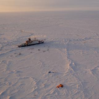 Le Polarstern pris dans les glaces de l'Arctique.
IMG dans CP de l'expédition MOSAIC
Manuel Ernst/UFA
AWI [AWI - Manuel Ernst/UFA]
