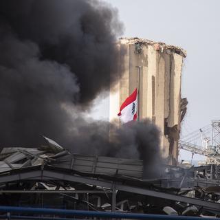 Jeudi 10 septembre: cinq semaines après les explosions meurtrières, un nouvel incendie ravive les inquiétudes à Beyrouth. [Keystone - EPA/Nabil Mounzer]