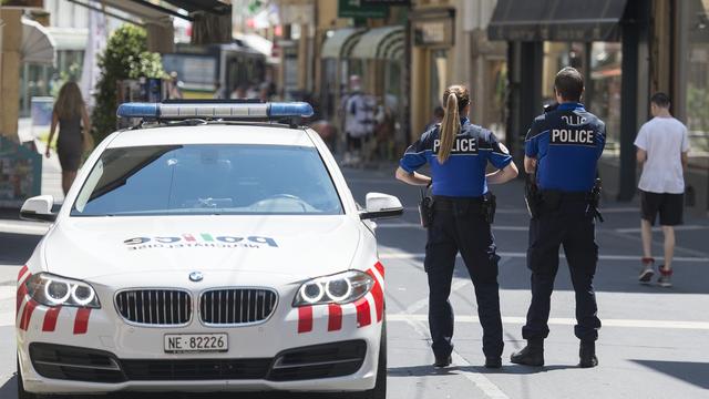 Des policiers à Neuchâtel. [Keystone - Sandro Campardo]