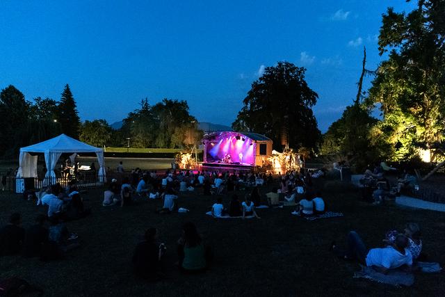 Le duo genevois Cyril Cyril sur la scène du Jardin botanique à Genève, le 29 juillet 2020. [Ville de Genève - Giona Mottura - www.giona-mottura.com]