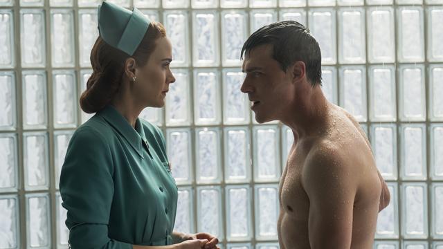 Sarah Paulson et Finn Wittrock dans la série "Ratched". [Netflix - Saeed Adyani]