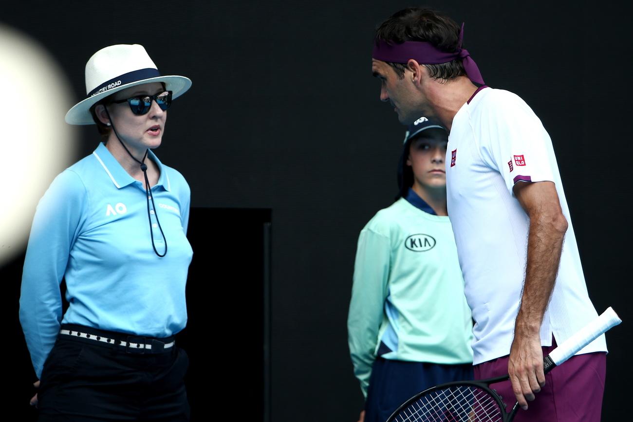 Roger Federer, en discussion avec la juge de ligne qui l'a entendu jurer. [AP - Rob Prezioso]