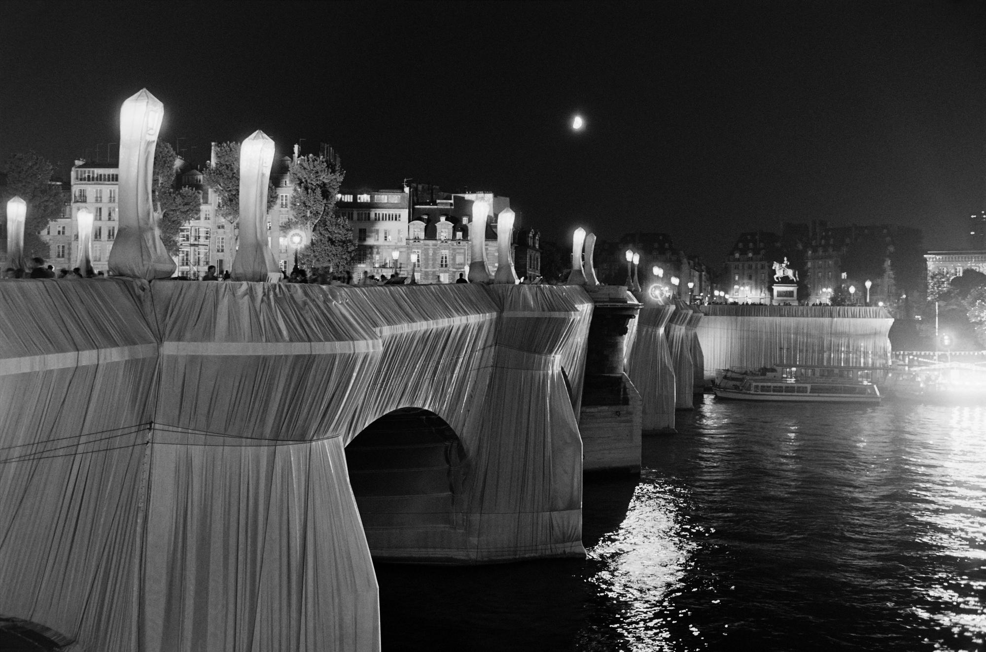 Le Pont Neuf emballé par Christo le 22 septembre 1985. [AFP - Pierre GUILLAUD]