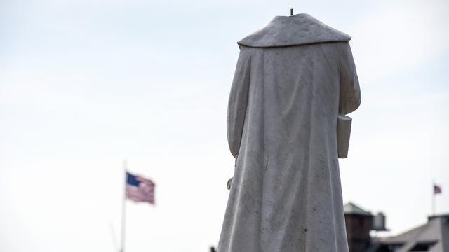 Une statue de Christophe Colomb a été décapitée à Boston dans la foulée du mouvement antiraciste relancé aux Etats-Unis par la mort de George Floyd, le 10 juin 2020. [AFP - Joseph Prezioso]